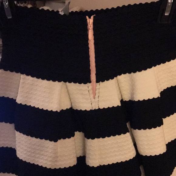 Black and white skirt - Picture 2 of 4
